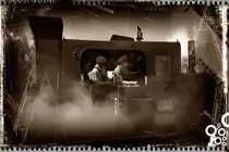 30.33 und Zugpersonal, nostalgisch betrachtet. Das Foto enstand am 05.05.2013 in Wetzleinsdorf.