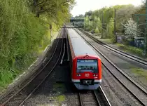 Zug der Hamburger S-Bahnlinie S1 hinter der Station  R�benkamp , Fahrtrichtung Innenstadt. Rechts davon das G�tergleis aus Ohlsdorf, und ganz rechts die Einf�delung der sogenannten G�terumgehungsbahn. 5.5.2013