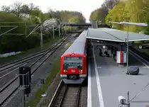 Zug der Hamburger S-Bahnlinie S1 Richtung Wedel in der Station  R�benkamp . Links im Bild zweigt die sogenannte G�terumgehungsbahn Richtung Eidelstedt ab. 5.5.2013