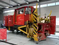 MGB - Tag der offenen T�r in der Depot/Werkst�tte im Glisergrund -Ausstellungsst�ck Schneefschleuder X rot m 4935 am 27.04.2013.