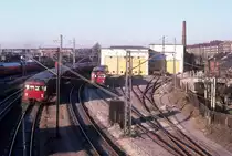 K�benhavn / Kopenhagen DSB S-Bahn im M�rz 1975: Ein Zug der Linie E, der in Richtung Hiller�d f�hrt, n�hert sich dem S-Bf Dybb�lsbro.  