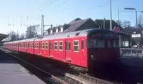 DSB S-Bahn im April 1975: Ein Zug der Linie E h�lt im S-Bf Birker�d.