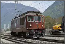 Rechts der Re 425 167 sind die Aufr�umarbeiten nach dem Murgang aus dem Pargheratobel im Gang und dahinter sind die beiden T�rme der City West in Chur zu sehen. (02.05.2013)