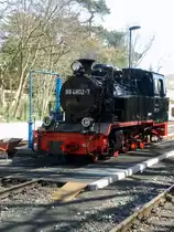 99 4802 ist zur Zeit wieder auf der Insel R�gen im Einsatz , hier zu sehen im Bahnhof G�hren am 24.04.13 gegen 13:25 Uhr
