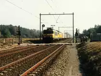 1644 und 1310 mit G�terzug 42344 Sopron-Maasvlakte bei Ginkel am 13-10-1996. Bild und scan: Date Jan de Vries.

