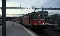 Am Abend des 05.05.13 �bernehmen in Luzern die Re 4/4  11218 und 11111 einen verst�rkten IR aus dem Tessin um ihn nach Basel zu ziehen.