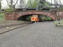 Am 04.05.2013 war ich auf der Pei�nitzinsel in Halle unterwegs und wollte eine Runde Parkeisenbahn fahren. Da es aber zu regnen begann wollte ich eine Runde abwarten in der Hoffnung das sich das Wetter wieder bessert. So hatte ich die M�glichkeit die Einfahrt des Zuges in den Bahnhof  Pei�nitzbr�cke  zu fotografieren.
