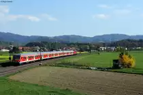 RB 26574 (Basel-Offenburg), geschoben von einer Baureihe 111 kurz vor dem n�chsten Halt Kollmarsreute. Aufgenommen am 25.04.2013.