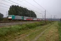 Sommer 2011 lichtete Ich diese NMBS 2833 mit umgeleitete Beneluxzug nach Amsterdam ab in Baambrugge.
