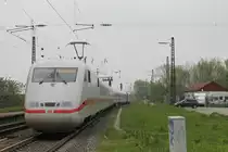 Hier der j�ngste ICE 1: Nachschuss auf 401 090-6  Ludwigshafen am Rhein  am 02.05.2013 bei passieren der Baustelle in Kenzingen.