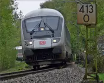 Schmutzfink zwischen frischem Gr�n. IC Hamburg-Konstanz an seinem Bestimmungsort im April 2013.