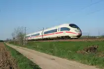 401 513-5 mit dem Namen  Treuchtlingen  am Abend des 25.04.13 auf dem Weg von Dortmund nach Basel SBB. Aufgenommen wurde das Bild bei H�gelheim.