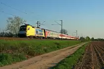 Das Highlight des Abends:
ES 64 U2-025 mit dem CNL 472 am Abend des 25.04.13 bei H�gelheim.