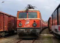 SBB Bahnhof: In der Abstellanlage des Bahnhofs Sursee warten einige ausrangierte  Oldtimerloks  ex ÖBB auf den zweiten Frühling (Aufarbeitung für künftige Einsätze). Vom Loktyp 1042 wurden in den Jahren 1963 bis 1977 257 Stück gebaut und später auch wieder umgebaut. Die Aufnahme ist am 5. Mai 2013 in Sursee entstanden.
Foto: Walter Ruetsch