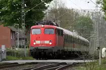 Und ein weiteres Bild der Vergangenheit. Erst am 02.05.2013 zog 110 401-7 ihre letzte Stammleistung auf dem RE4 / 10457  von D�sseldorf nach Aachen in Geilenkirchen �ber den Bahn�bergang, bereits einen Tag sp�ter wurde sie im Deutzerfeld abgestellt. R.I.P B�gelfalte 401 !!!