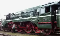  volle Breitseite  der 18 201, habe mal diese Pespektive genommen um die Gr��e der R�der gegen�ber einer fast normal gro�en Person zu zeigen. Fotografiert bei Heizhausfest in Chemnitz 2006. 