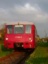 171 056 steht am 08.05.13 in M�hltroff in der Abend Sonne.