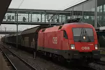 �BB 1116 069 am 23.11.12 beim Halt in Regensburg Hbf.Der Zug setzte nach dem Personalwechsel die Fahrt fort.