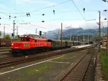 1020.018 stellt gerade den Sonderzug nach Schwarzach St.Veit bereit die 1020  f�hrt dann als Schiebelok  mit 5.5.2013 Spittal-Millst�ttersee