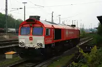 Die Class 66 DE6311  Hanna  von Crossrail steht abgestellt an der Laderampe in Aachen-West bei Regenstimmung am Abend des 7.5.2013.