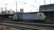 Re 486 der BLS Cargo wartet auf Freigabe f�r die Fahrt nach Basel Rangierbahnhof, 
Basel Badischer Bahnhof, 08.05.13.