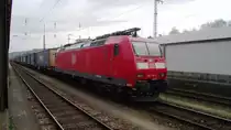 Ein Containerzug mit einer BR 185 wurde gerade in Weil am Rhein hereingebracht und wird sp�ter von einem Schweizer Lokf�hrer �bernommem, 18.04.13.