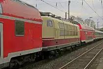 Pbz 2471 mit 115 205 und zwischen zwei Dostos die 103 235 am 01.05.2013 in Essen Delwig.