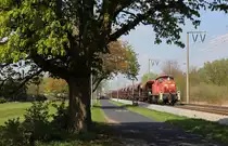 295 051-7 fuhr am 03.05.2013 mit einem Kieszug von N�ttermoor nach Leer, hier in Leer.
