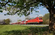 152 008-9 fuhr am 03.05.2013 mit einem Autozug von Emden nach Osnabr�ck, hier in Leer.
