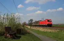 185 224-3 fuhr am 03.05.2013 mit einem Autozug von Emden nach Osnabr�ck, hier s�dlich von Leer.