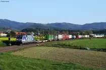 Extremes Gl�ck hatte ich, als diese Werbelok vor die Linse fuhr. Nur 1 Sekunde nachdem ich dieses Bild im Kasten hatte fuhr ein Gegenzug, ein leerer RE, das Bild zu. 152 135-0  Albatros  mit einem Containerzug Richtung Norden. Aufgenommen am 25.04.2013 bei Kollmarsreute.