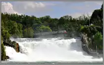 Ein Triebzug RABe 514 der S16 nach Herrliberg-Feldmeilen �berquert die Br�cke zwischen Neuhausen und Schloss Laufen am Rheinfall. (07.05.2013)