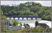 Inspiriert durch Ollis Bilder, habe ich vorgestern den Rheinfall besucht. Ein Triebzug RABe 514 der S16 nach Herrliberg-Feldmeilen �berquert die Br�cke zwischen Neuhausen und Schloss Laufen am Rheinfall. (07.05.2013)