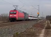 Am 6. M�rz fuhr EC 9 fuhr mit 101 029 und einem abgeb�gelten Taurus im Schlepp durch
Frochheim b. Karlsruhe in Richtung Chur.