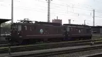 Zwei Loks der BLS, Re 4/4 174 mit Wappen  Frutigen  und 189  Niedergesteln  warten in Basel Badischer Bahnhof auf neue Aufgaben.
Sie tragen das Jubil�umszeichen  100 Jahre L�tschbergbahn , das dieses Jahr gefeiert wird, 08.05.13.