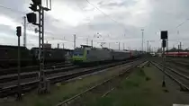 Ein Zug der Rollenden Landstrasse des Betreibers  RALPIN  mit Re 485 012 aus Freiburg kommend bei der Durchfahrt Basel Badischer Bahnhof.
Im Hintergrund zwei Loks der Baureihe Re 4/4 der BLS, 08.05.13.