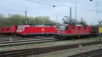 BR 185 097 der DB und eine Re 4/4 11235 der SBB warten mit ihren G�terz�gen auf die Abfahrt Richtung Schweiz, Weil am Rhein, 18.04.13.
