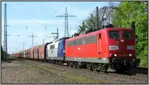 2x RBH 151. Im Doppelpack und mit schwerer Ladung am Haken f�hrt dieser Erzganzzug
durch Lintorf bei Ratingen. Aufnahme Anfang Mai 2013.