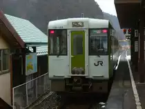 Triebwagen KIHA 110-125 am heutigen Endpunkt der Kesennuma-Linie in Yanaizu. Der Blick nach vorn zeigt die brachliegende Strecke, die von hier an in die in Schutt, Schlamm und Geröll versunkenen, vom Tsunami zerstörten Dörfer und Städte geführt hatte. 15.Februar 2013. 