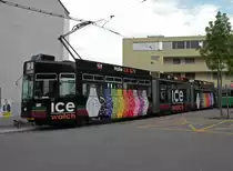 Der Be 4/6 S 667 und der Vollwerbung f�r ICE Uhren f�hrt nicht mehr Solo �ber das Bruderholz. Jetzt hat er den B 1442 angeh�ngt und wird auf der Linie 2 eingesetzt. Die Aufnahme stammt vom 08.05.2013.
