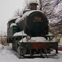 Verschneite Dampflok 752 der VR-Baureihe Vr3, Achsfolge 0-E-0, aufgestellt am Bahnhof Kuopio, Finnland, 08.3.13

Diese Lok wurde 1924 von Hanomag gebaut, weitere 4 von Tampella Oy in Tampere. Sie  waren bis 1975 in Betrieb, drei St�ck sind noch erhalten. Mit einer H�chstgeschwindigkeit von 45 km/h wurden sie haupts�chlich im schweren Rangierdienst eingesetzt.