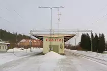 Bahnsteig Gleis 2 und 1 am Bahnhof Kuopio, Finnland, 08.3.13

Sch�nes Beispiel f�r  nicht jeder Mast ist gerade ; w�hrend das Geb�ude und die Fahrleitungsmasten gerade sind, hatten Lampen- und Antennenmast nicht so viel Gl�ck beim Bau...

Auch wenn es vielleicht nicht so aussieht, es war bei -11�C bitter kalt. Nur moderne Bildverarbeitung l�sst die Sonne aufgehen :-)