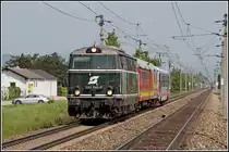 Eins�tze des Hilfszug geh�ren f�r mich zu den ganz besonderen Sichtungen.
2143 040-0 f�hrt den SGAG 95479 von Wien Matzleinsdorf nach Wiener Neustadt, �berstellt wird hierbei 5047 091-3.
Aufgenommen am 09. Mai 2013 um 10:19 Uhr kurz vor der Haltestelle Sollenau.