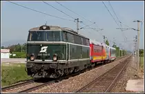 2143 040-0 f�hrt den SGAG 95479 von Wien Matzleinsdorf nach Wiener Neustadt, �berstellt wird hierbei 5047 091-3.
Aufgenommen am 09. Mai 2013 um 10:19 Uhr kurz vor der Haltestelle Sollenau.
