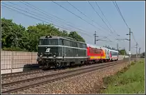 2143 040-0 f�hrt den SGAG 95479 von Wien Matzleinsdorf nach Wiener Neustadt, �berstellt wird hierbei 5047 091-3.
Aufgenommen am 09. Mai 2013 um 10:28 Uhr kurz nach dem Bahnhof Felixdorf.