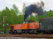 Herdorf am 08.05.2013

Nein keine Dampflok, es ist doch noch eine Diesellok...

Die Lok 42 (eine MaK 1700 BB) der KSW (Kreisbahn Siegen-Wittgenstein) zieht nun den schweren Coil-G�terzug, den die Lok 43 (Mak  G 2000) gebracht hat, vom DB Gleis 4 auf den Rangierbahnhof (Betriebseinrichtung Freien Grunder Eisenbahn) der KSW. Von dort wird sie ihn dann sp�ter nach Neunkirchen-Salchendorf, auf dem KSW Gleis (ehem. Freien Grunder Eisenbahn), ziehen.

Die Lok 42 ist eine Vossloh G 1700 BB (F.-Nr. 1001108, Baujahr 2001).
