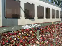 Wenn die Beziehungen, die durch diese Schl�sser an der K�lner Hohenzollernbr�cke symbolisiert werden, so lange halten wie der dahinter vorbeirauschende Intercity, dann ist das eine ordentliche Zeitspanne. 1.4.2013, K�ln
