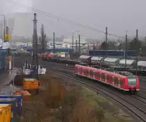 Farbenpracht im Dauerregen - Aber nicht nur die satten Farben sind trotz des starken Regens sehr pr�sent.
Wei�- und Graut�ne in verschiedenen Variationen, vom Kalkzug bis zu den Dampfwolken des Kraftwerkes Fenne sind aus zu machen.
Aber auch Gelb, Blau, Rot, Gr�n sowie Braunt�ne sind vorhanden.
In diesem bunten Allerlei f�hrt 425 129 gerade aus dem V�lklinger Bahnhof aus und begibt sich in Richtung Saarbr�cken. Weiter hinten werkelt 294 651 mit einem Stahlzug.
Das Parkhaus des Globus Handelshof in V�lklingen bietet bei diesem Sauwetter Schutz und einen sch�nen Blick (leider nur nach S�den) auf die Bahnanlagen.

11.04.2013