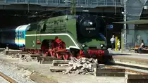 02 0201-0 der DR (18 201), Leipzig Hauptbahnhof mit einem ALEX am Harken, 02.06.2011: