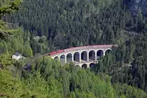 �EC531 bepannt mit zwei Tauruslokomotiven ist am 9.05.2013 auf dem Kalte-Rinne-Viadukt zu sehen. Im Bahnw�rterhaus auf der linken Bildseite befindet sich seit ca. einem Jahr ein Ghega - Museum �ber die Semmeringbahn. Auch der bekannte Semmeringbahnwanderweg f�hrt bei diesem Haus vorbei.